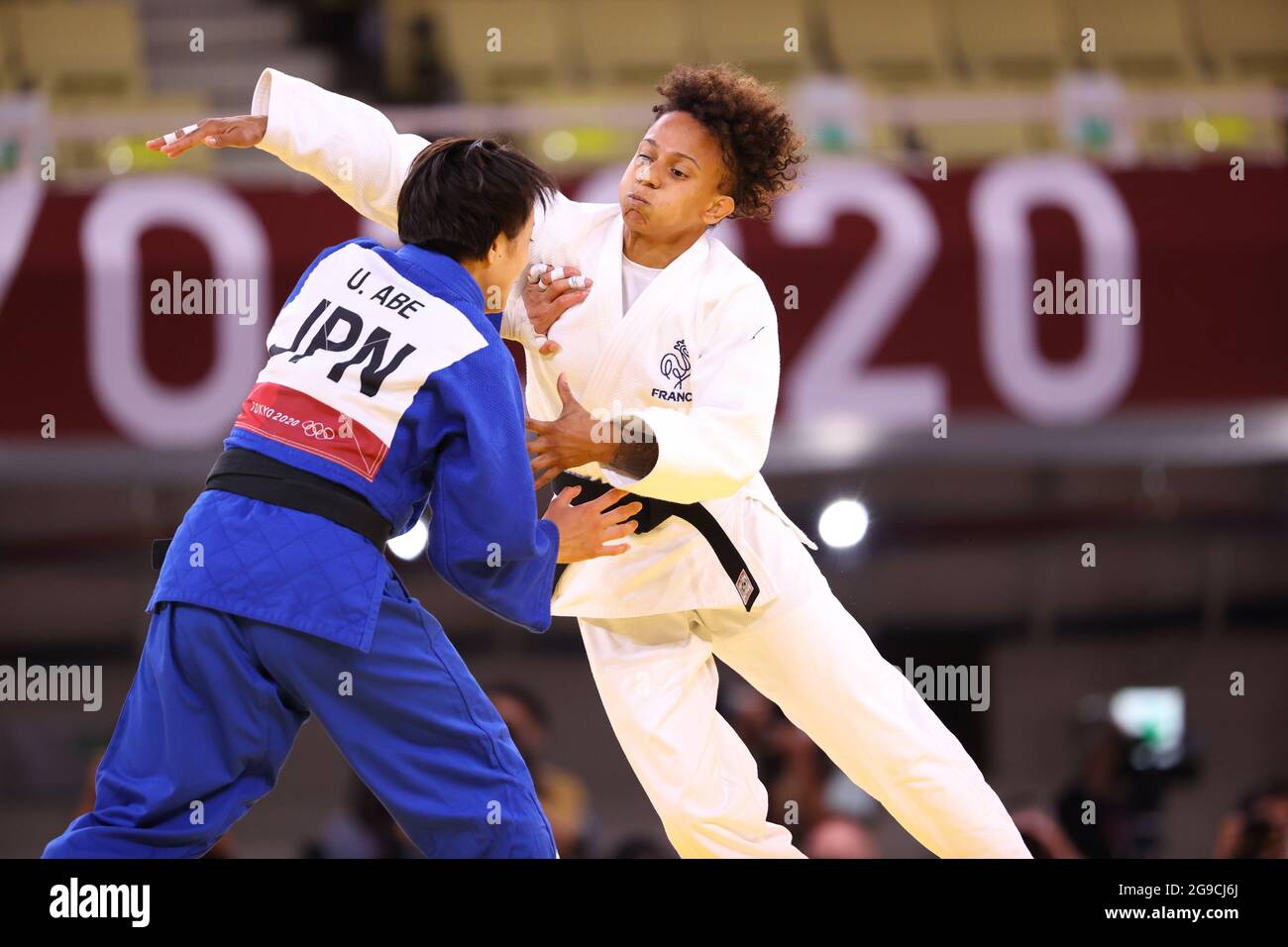 Tokyo, Japon. 25 juillet 2021. Uta Abe (JPN), Amandine Buchard (FRA) Judo : finale féminine de -52kg lors des Jeux Olympiques de Tokyo 2020 au Nippon Budokan à Tokyo, Japon . Credit: Jun Tsukida/AFLO/Alamy Live News Banque D'Images