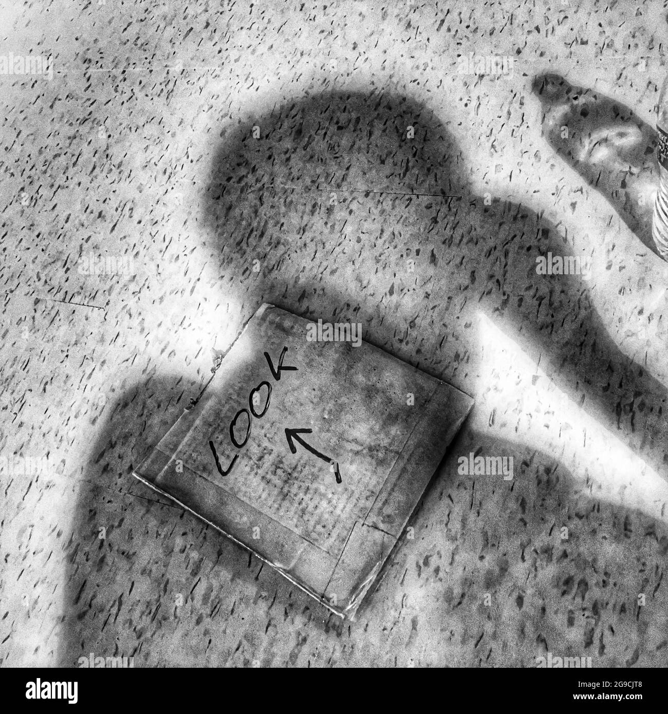 Ombre de ,suis sur la plate-forme industrielle avec la flèche de panneau d'affichage dans dicter à regarder. Banque D'Images