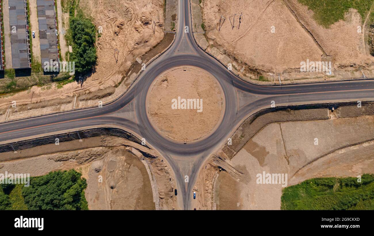 Vue aérienne d'un rond-point. Circulation au rond-point des voitures et des camions sur le périphérique circulaire vue de dessus de l'antenne. Résoudre le problème de Banque D'Images