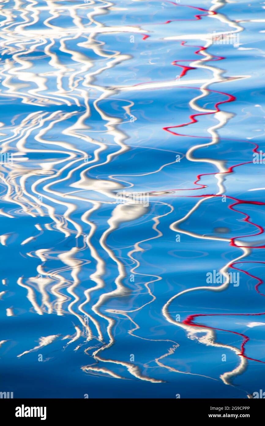 Réflexions abstraites floues et colorées sur la surface de l'eau Banque D'Images