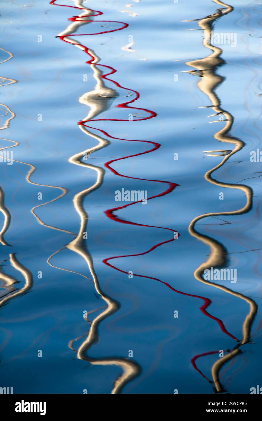 Réflexions abstraites floues et colorées sur la surface de l'eau Banque D'Images