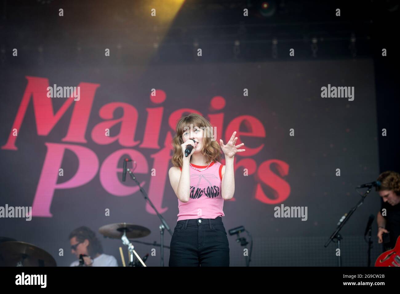 Standon, Hertfordshire, Royaume-Uni. 25 juillet 2021. Maisie Peters joue au Standon Calling Music Festival qui a lieu ce week-end. Il s'agit de l'un des premiers festivals à avoir lieu après la détente des restrictions Covid au Royaume-Uni et les participants ont dû passer un test de flux latéral vérifié et enregistré par vidéo comme condition d'entrée. Crédit : Julian Eales/Alay Live News Banque D'Images