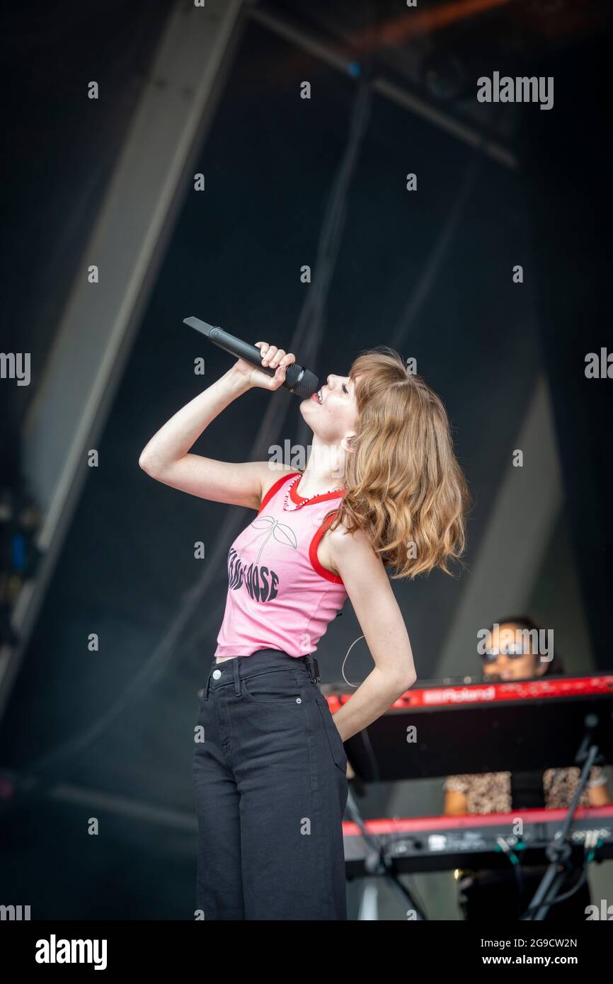 Standon, Hertfordshire, Royaume-Uni. 25 juillet 2021. Maisie Peters joue au Standon Calling Music Festival qui a lieu ce week-end. Il s'agit de l'un des premiers festivals à avoir lieu après la détente des restrictions Covid au Royaume-Uni et les participants ont dû passer un test de flux latéral vérifié et enregistré par vidéo comme condition d'entrée. Crédit : Julian Eales/Alay Live News Banque D'Images