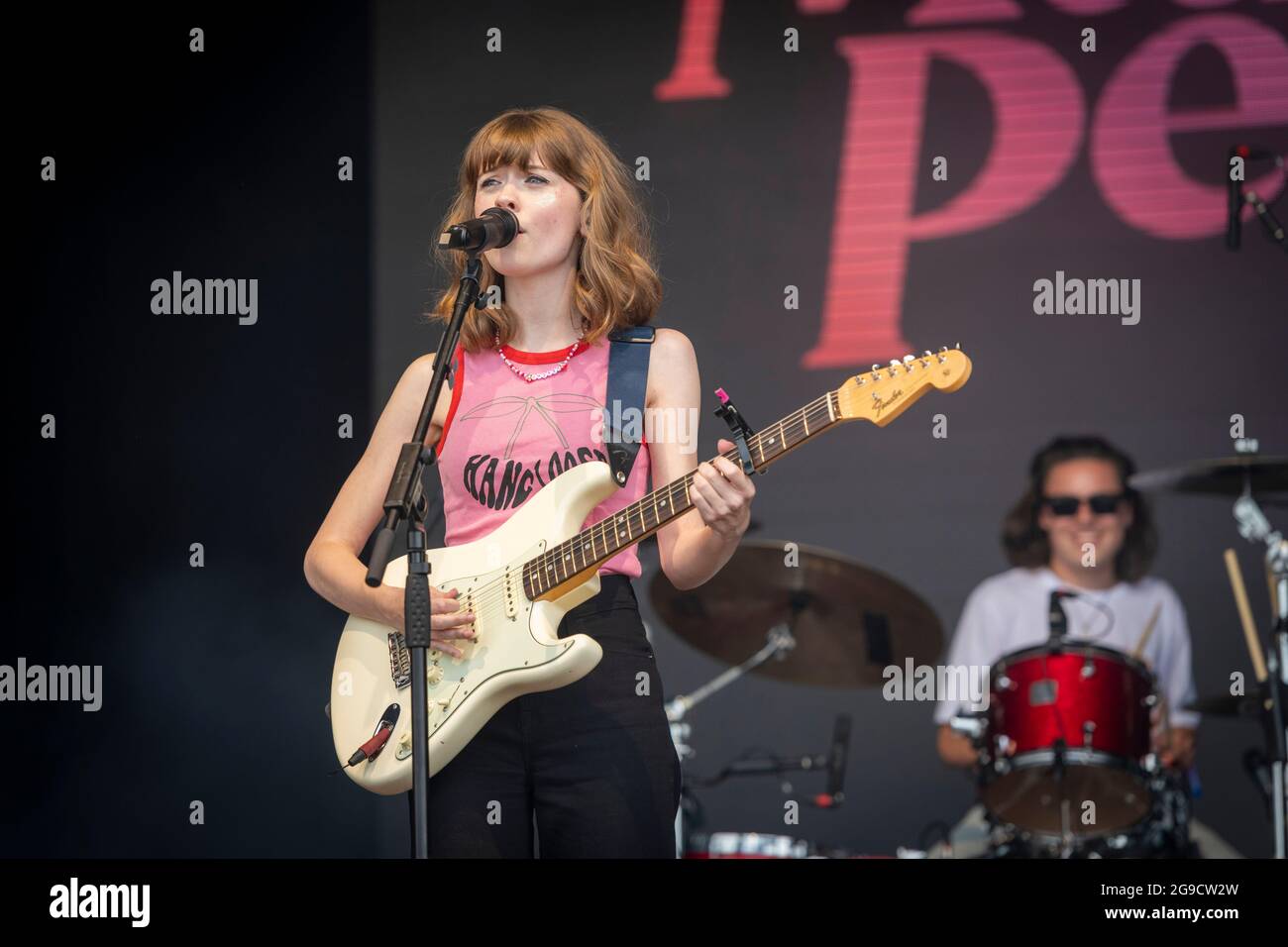 Standon, Hertfordshire, Royaume-Uni. 25 juillet 2021. Maisie Peters joue au Standon Calling Music Festival qui a lieu ce week-end. Il s'agit de l'un des premiers festivals à avoir lieu après la détente des restrictions Covid au Royaume-Uni et les participants ont dû passer un test de flux latéral vérifié et enregistré par vidéo comme condition d'entrée. Crédit : Julian Eales/Alay Live News Banque D'Images