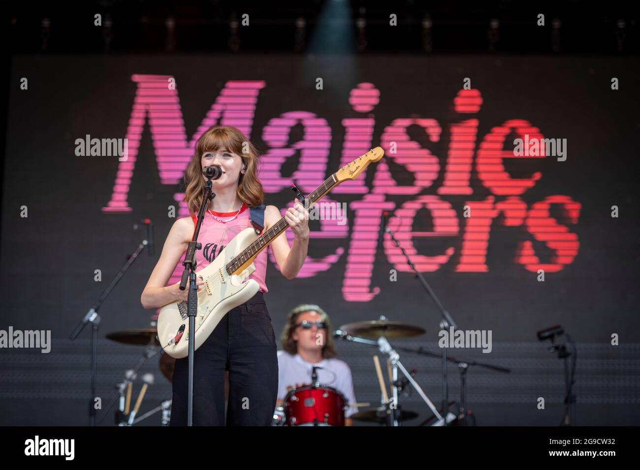 Standon, Hertfordshire, Royaume-Uni. 25 juillet 2021. Maisie Peters joue au Standon Calling Music Festival qui a lieu ce week-end. Il s'agit de l'un des premiers festivals à avoir lieu après la détente des restrictions Covid au Royaume-Uni et les participants ont dû passer un test de flux latéral vérifié et enregistré par vidéo comme condition d'entrée. Crédit : Julian Eales/Alay Live News Banque D'Images