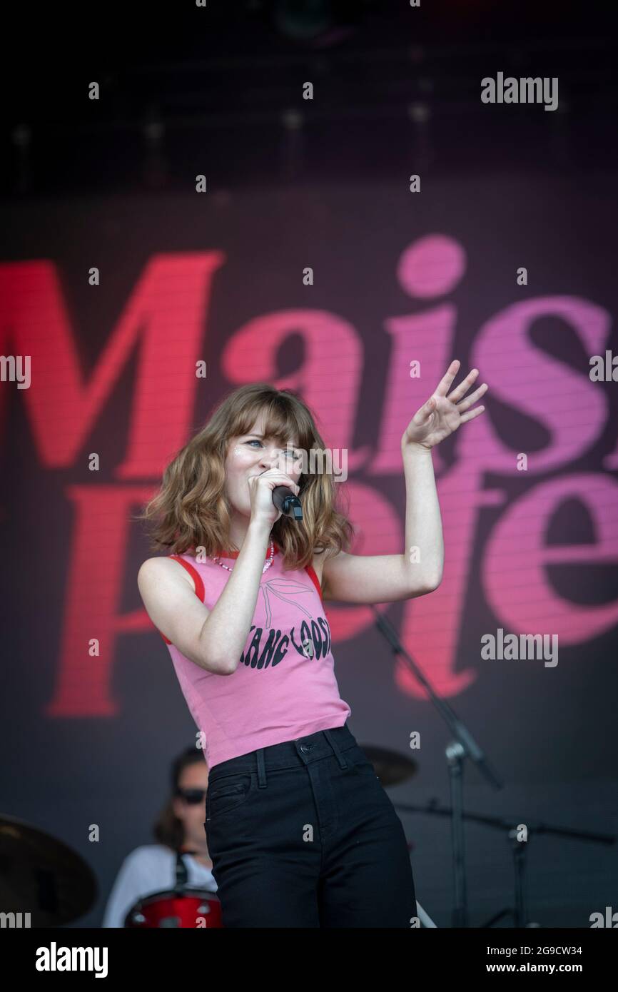 Standon, Hertfordshire, Royaume-Uni. 25 juillet 2021. Maisie Peters joue au Standon Calling Music Festival qui a lieu ce week-end. Il s'agit de l'un des premiers festivals à avoir lieu après la détente des restrictions Covid au Royaume-Uni et les participants ont dû passer un test de flux latéral vérifié et enregistré par vidéo comme condition d'entrée. Crédit : Julian Eales/Alay Live News Banque D'Images