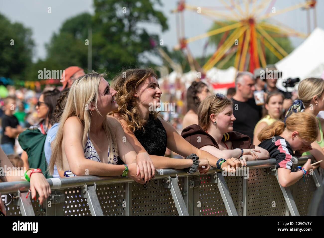 Standon, Hertfordshire, Royaume-Uni. 25 juillet 2021. Les fans de musique au festival de musique d'appel Standon qui se tient ce week-end. Il s'agit de l'un des premiers festivals à avoir lieu après la détente des restrictions Covid au Royaume-Uni et les participants ont dû passer un test de flux latéral vérifié et enregistré par vidéo comme condition d'entrée. Crédit : Julian Eales/Alay Live News Banque D'Images