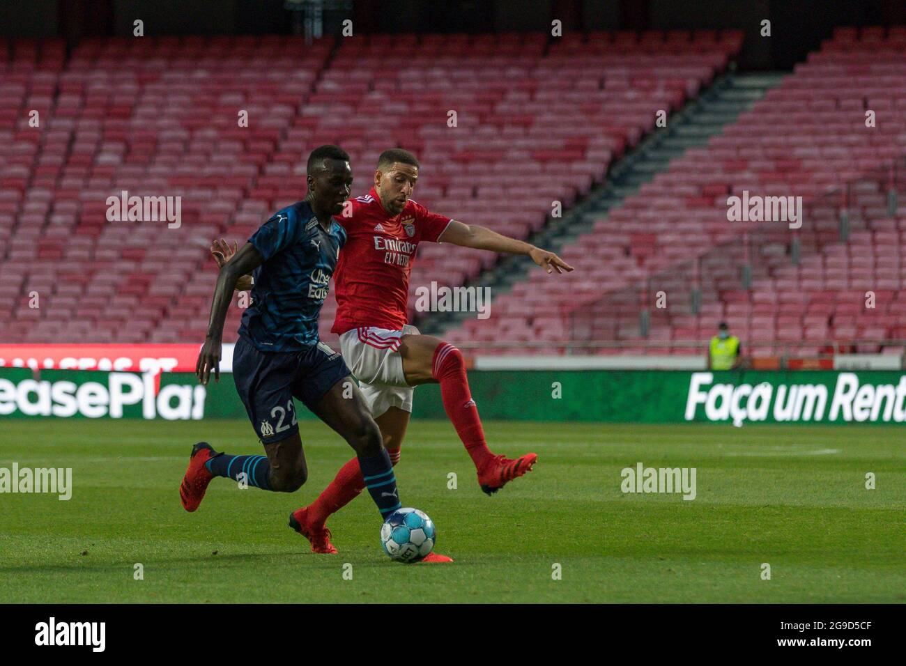 25 juillet 2021. Lisbonne, Portugal. Milieu de terrain de Marseille de France Pape Gueye (22) et milieu de terrain de Benfica du Maroc Adel Taarabt (49) en action pendant le match amical entre SL Benfica vs Olympique Marseille crédit: Alexandre de Sousa/Alamy Live News Banque D'Images