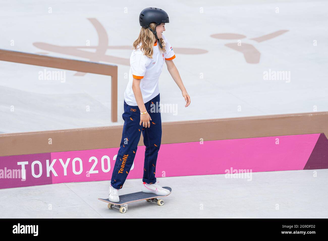 TOKYO, JAPON - JUILLET 26: Keet Oldenbeuving des pays-Bas en compétition  sur la rue des femmes préliminaires Heats pendant les Jeux Olympiques de  Tokyo 2020 au parc sportif Ariake Skateboarding le 26