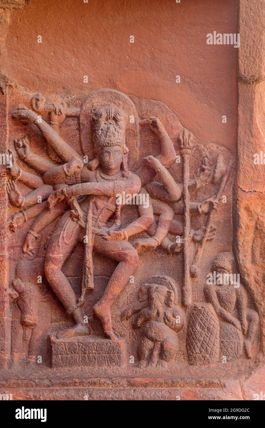 Sculpture du seigneur Shiva dansant à Badami, Karnataka, Inde Banque D'Images