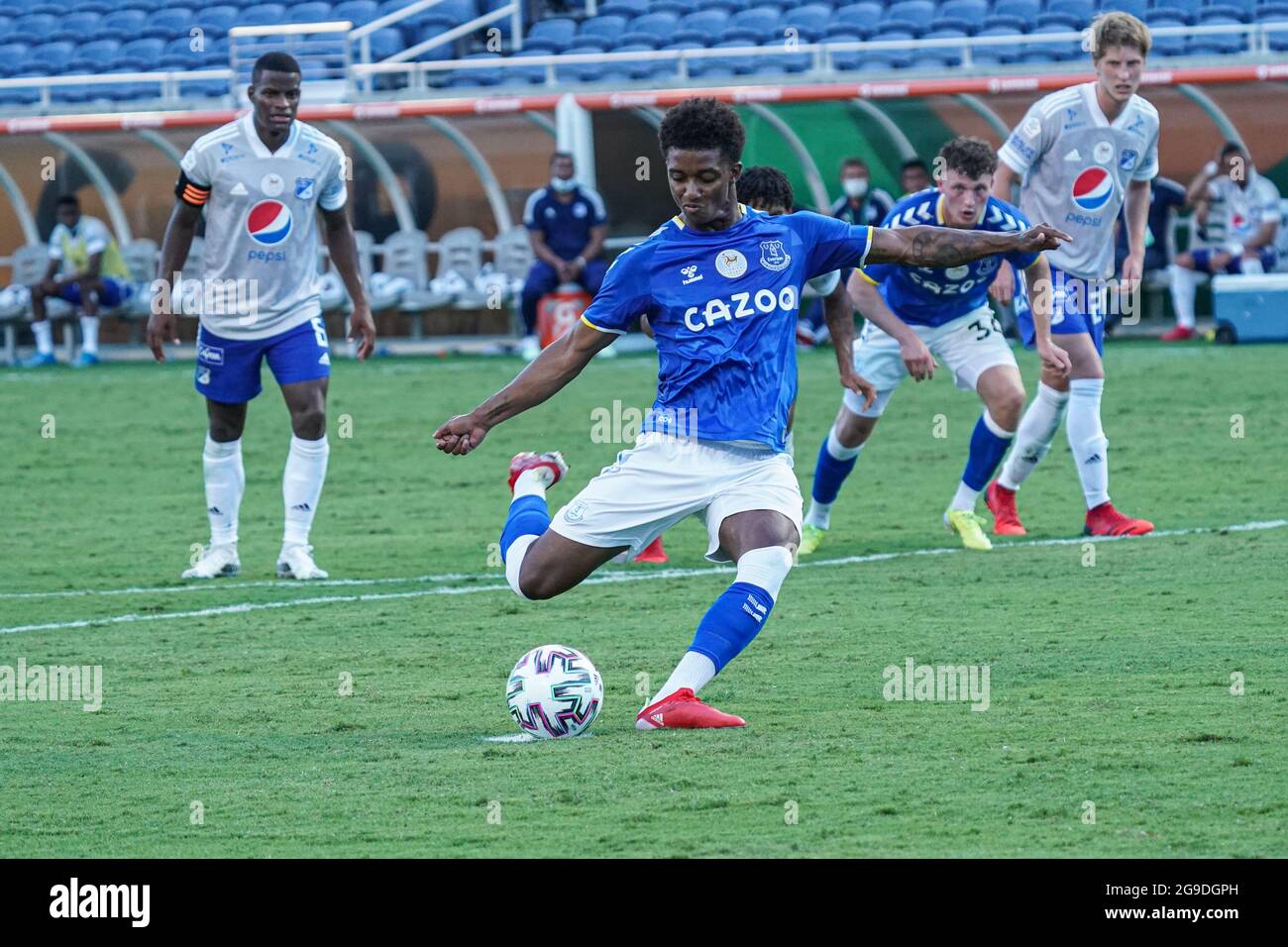 Orlando, Floride, États-Unis, 25 juillet 2021, Le joueur d'Everton Demarai Gray #11 tire et marque le coup de pied de pénalité contre Millonarios au Camping World Stadium. (Crédit photo: Marty Jean-Louis) crédit: Marty Jean-Louis/Alamy Live News Banque D'Images