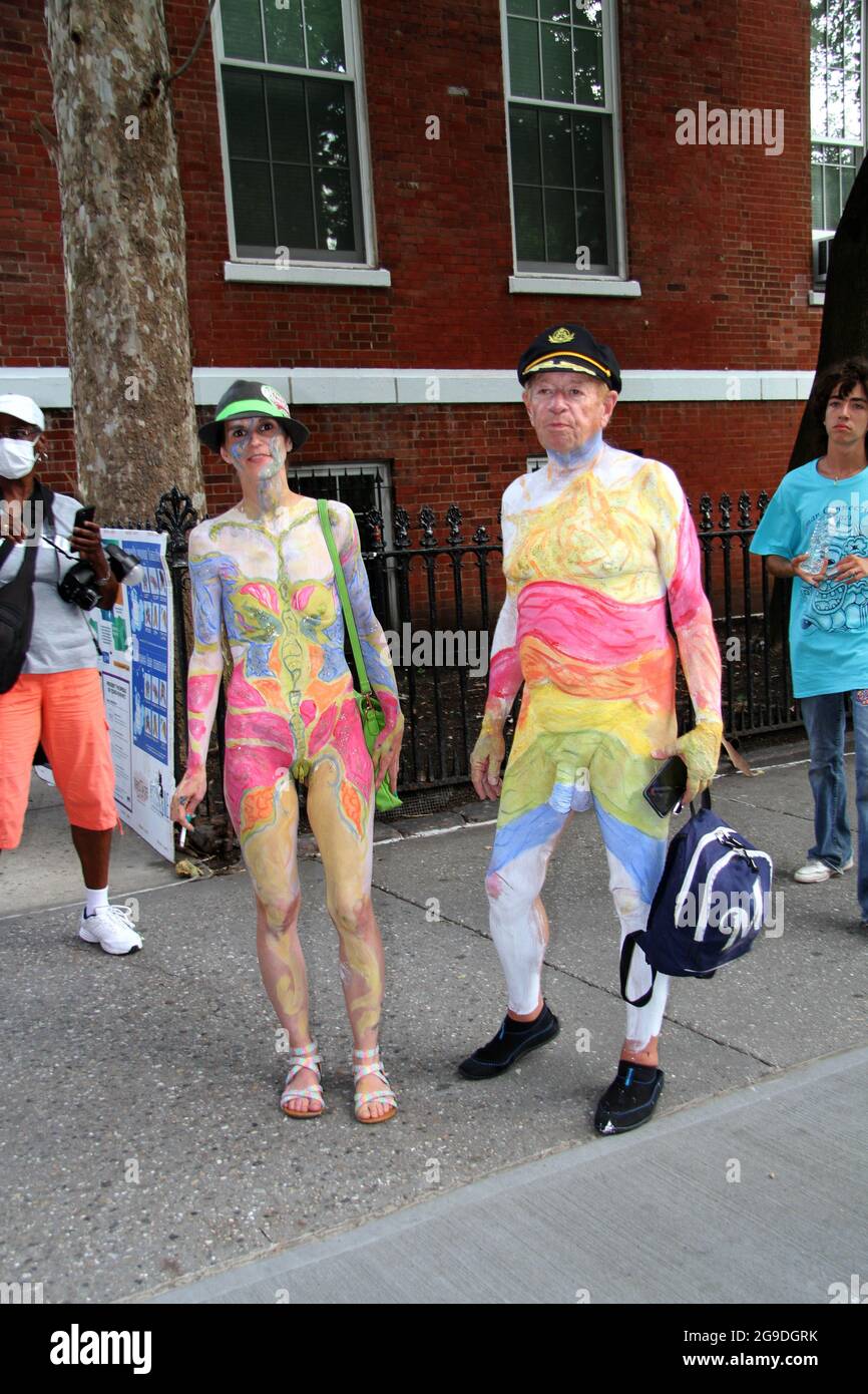 25 juillet 2021, New York, New York, États-Unis : New York 8e journée annuelle de peinture de corps.couverture 50 artistes et modèles sont venus pour présenter là le talent et la peinture toiles vivantes après la partie peinture de l'événement ils ont tous marché dans la 5e Avenue au parc de Washington Square pour poser pour des photos, puis a embarqué un bus Double Decker à destination Bushwick Brooklyn à célébrer. (Image de crédit : © Bruce Cotler/ZUMA Press Wire) Banque D'Images