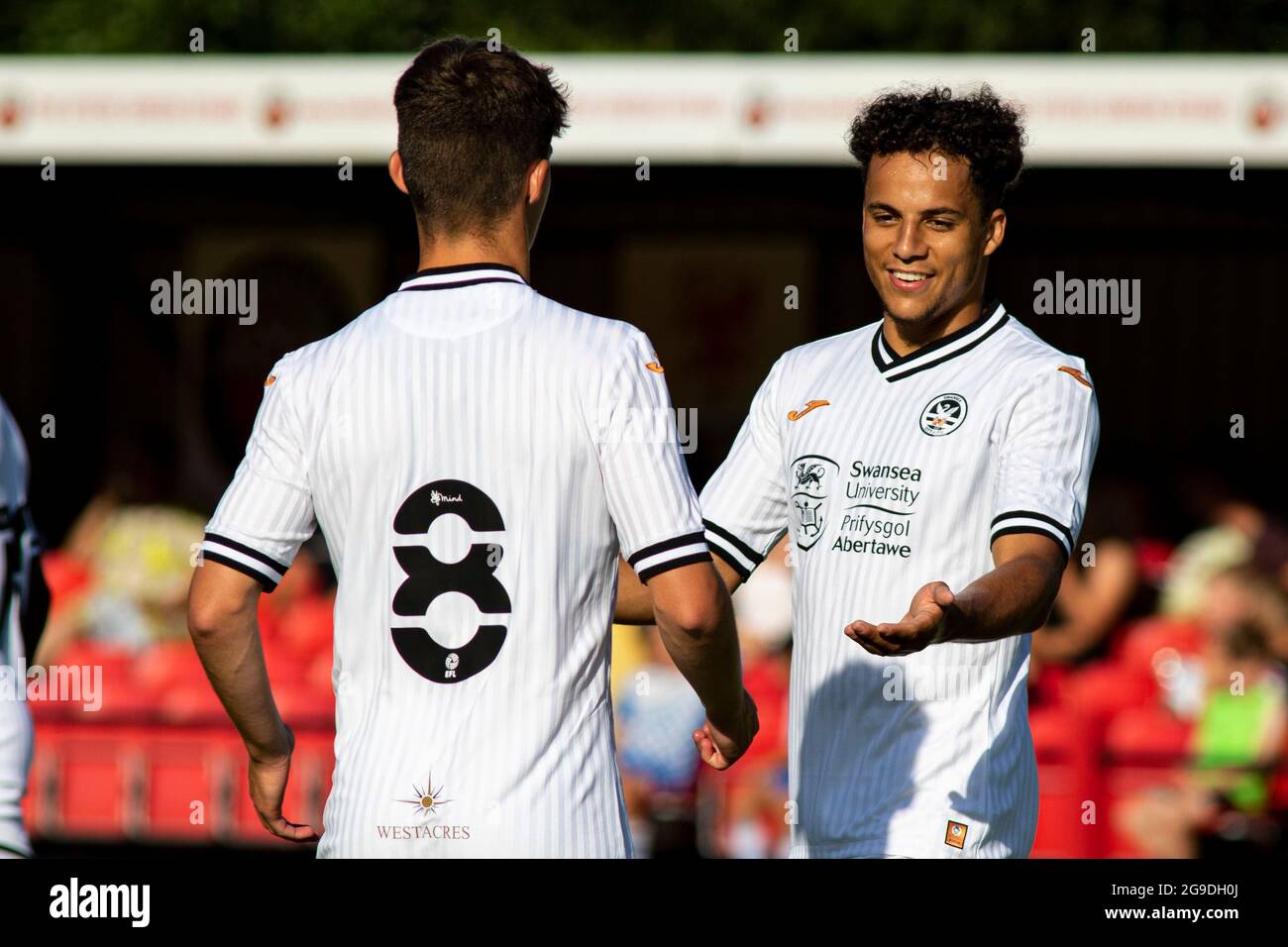 Lincoln McFayden de Swansea City u23 célèbre leur premier but avec Sam Leverett de Swansea City u23. Trefelin v Swansea City u23 convivial à Ynys P Banque D'Images