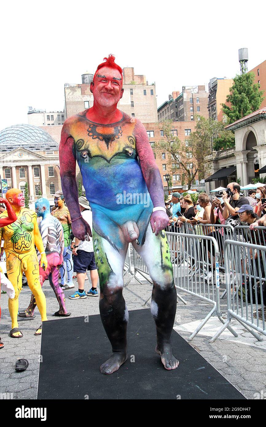 25 juillet 2021, New York, New York, États-Unis : New York 8e journée annuelle de peinture de corps.couverture 50 artistes et modèles sont venus pour présenter là le talent et la peinture toiles vivantes après la partie peinture de l'événement ils ont tous marché dans la 5e Avenue au parc de Washington Square pour poser pour des photos, puis a embarqué un bus Double Decker à destination Bushwick Brooklyn à célébrer. (Image de crédit : © Bruce Cotler/ZUMA Press Wire) Banque D'Images