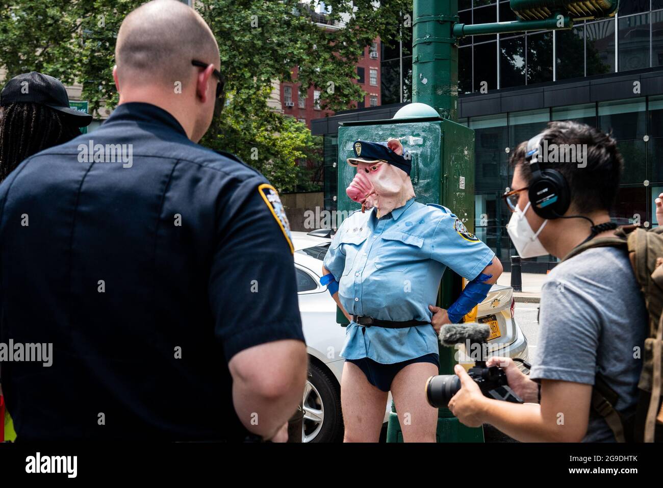 Un supporter Black Lives Matter habillé comme un policier porte un masque de porc tout en protestant contre un rassemblement d'extrême droite à Foley Square à New York le 25 juillet 2021. Le rassemblement, organisé par le C.A.P.P., a demandé la libération de émeutiers, qui ont été arrêtés après avoir pris d'assaut le Capitole des États-Unis le 6 janvier 2021. (Photo de Gabriele Holtermann/Sipa USA) crédit: SIPA USA/Alay Live News Banque D'Images