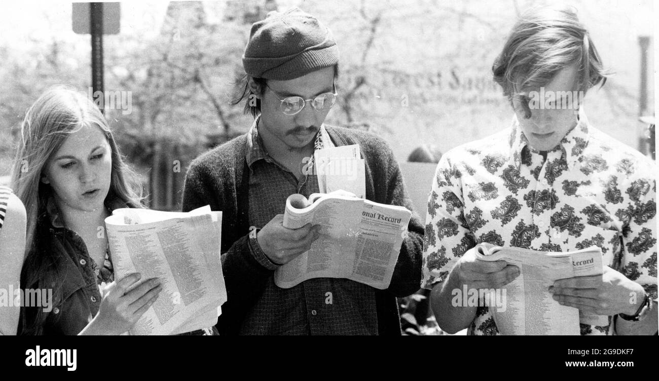 24 mai 1969, Lake Forest, Illinois, États-Unis : les noms des soldats tués dans la guerre du Vietnam sont lus par des étudiants du Lake Forest College, dans le centre-ville de Lake Forest, Illinois, une banlieue riche de Chicago, le 24 mai 1969. (Image de crédit : © Mark Hertzberg/ZUMA Press Wire) Banque D'Images