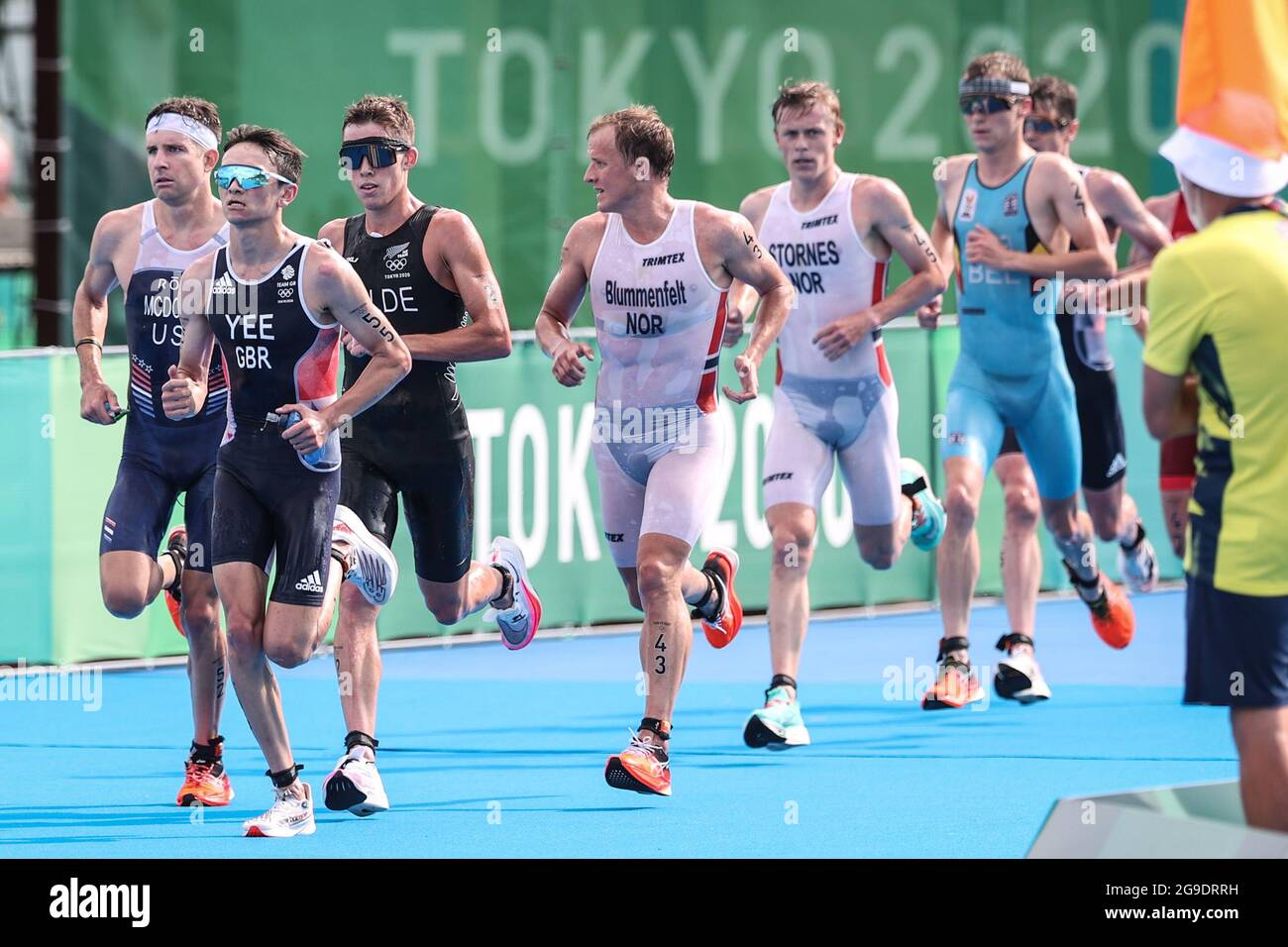 Tokyo, Japon. 26 juillet 2021. Les athlètes participent à la finale individuelle du triathlon masculin aux Jeux Olympiques de Tokyo, au Japon, le 26 juillet 2021. Crédit: PAN Yulong/Xinhua/Alay Live News Banque D'Images