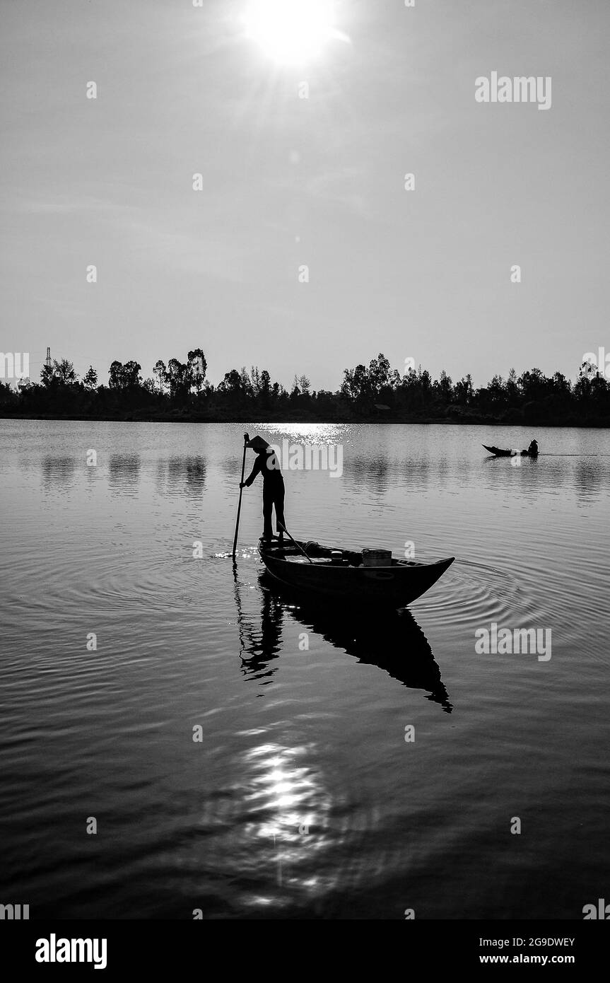 Joli bateau allez pêcher dans la rivière Hoi an au centre du Vietnam Banque D'Images