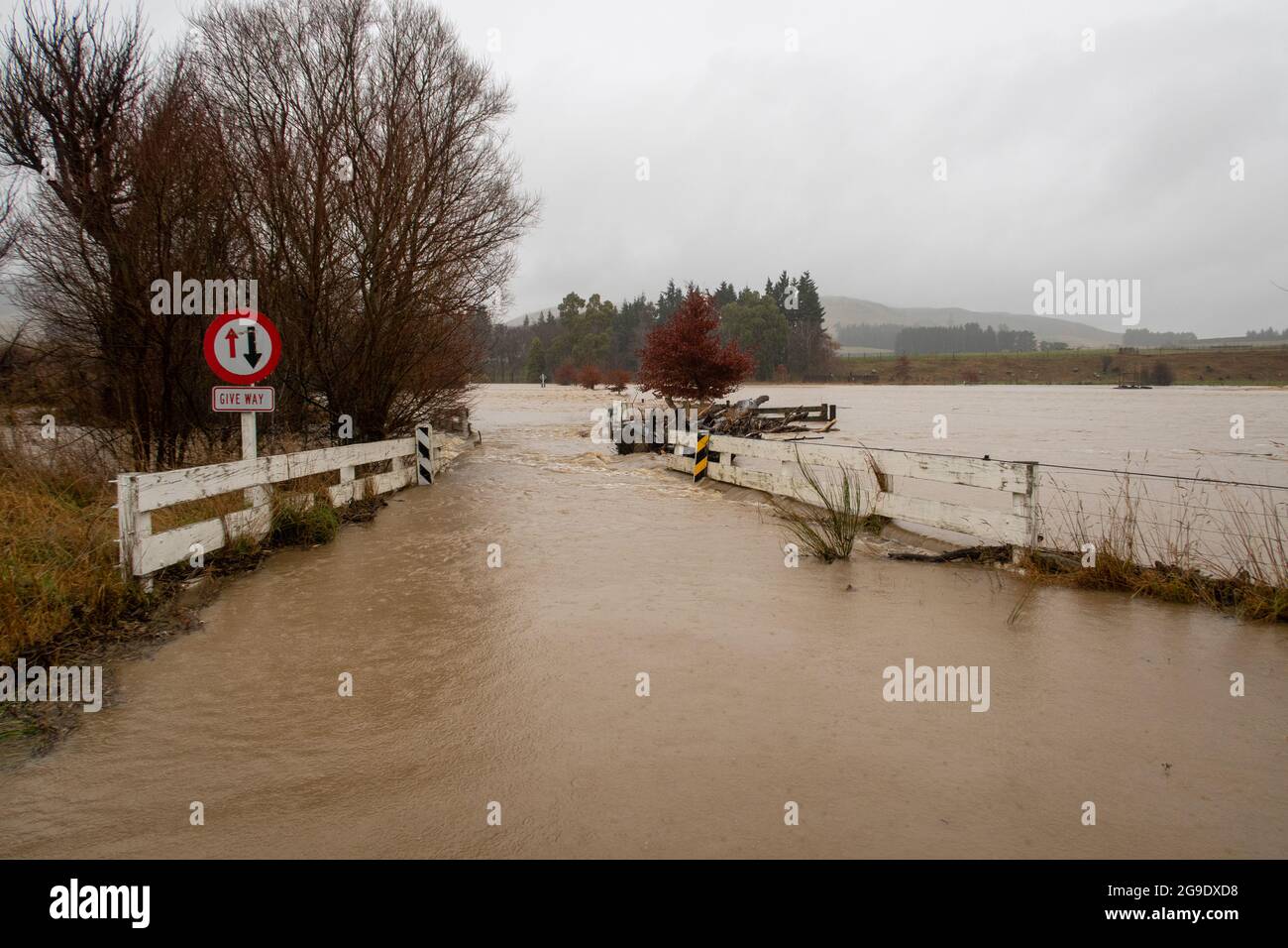 Des pluies abondantes et continues provoquent l'inondation et l'écoulement de la rivière Hawkins au-dessus des fermes et des routes voisines en mai 2021, Canterbury, Nouvelle-Zélande Banque D'Images