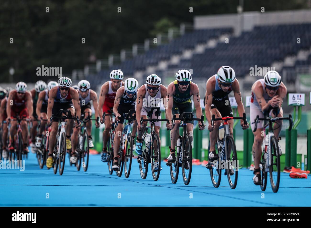 Tokyo, Japon. 26 juillet 2021. Les athlètes participent à la finale individuelle du triathlon masculin aux Jeux Olympiques de Tokyo, au Japon, le 26 juillet 2021. Crédit: PAN Yulong/Xinhua/Alay Live News Banque D'Images