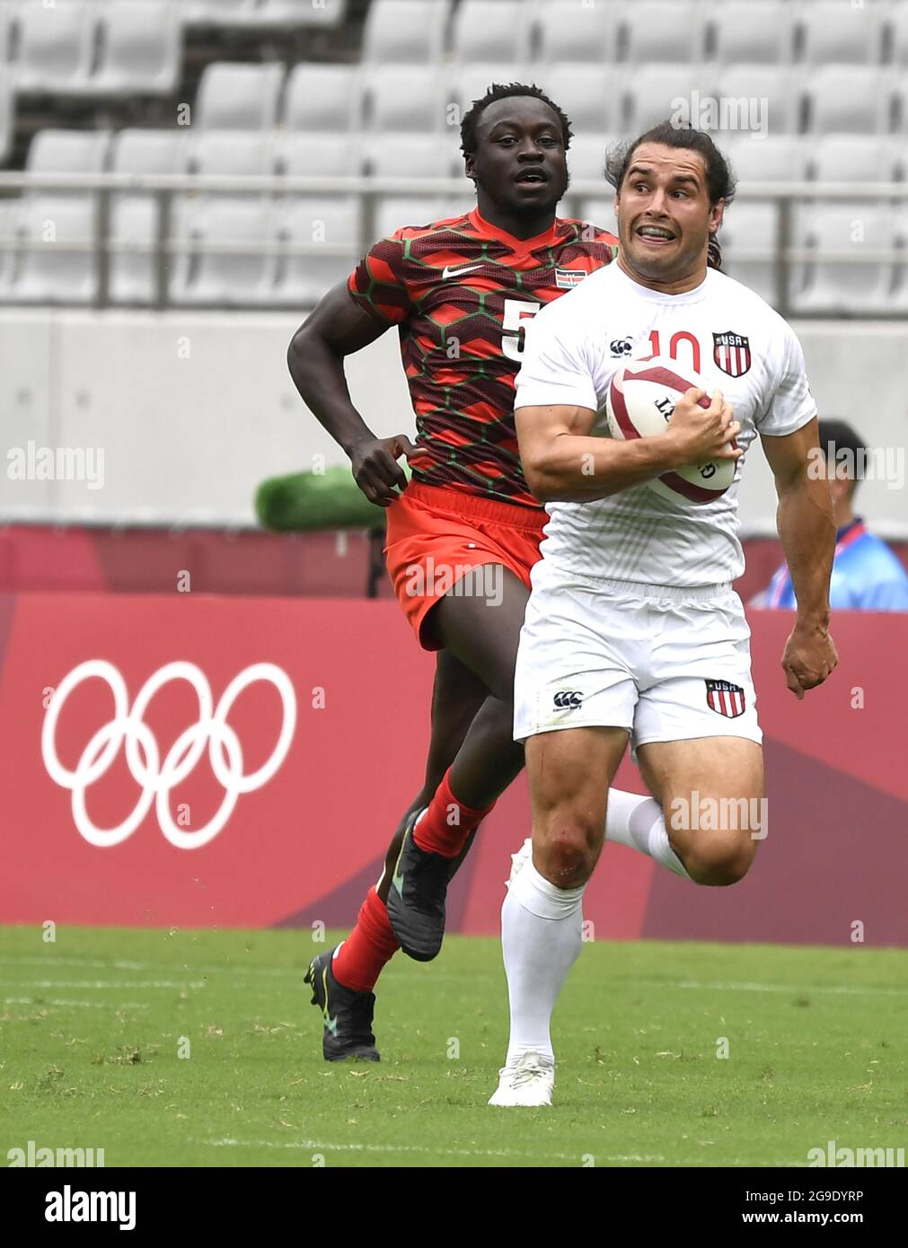 Tokyo, Japon. 25 juillet 2021. Le Madison Hughes des États-Unis a remporté le score contre Collins Injera du Kenya lors d'un match de rugby à sept aux Jeux Olympiques de Tokyo en 2020, le lundi 26 juillet 2021, à Tokyo, Japon. Les États-Unis ont gagné, 19-14, venant de derrière pour la victoire. Photo de Mike Theiler/UPI crédit: UPI/Alay Live News Banque D'Images