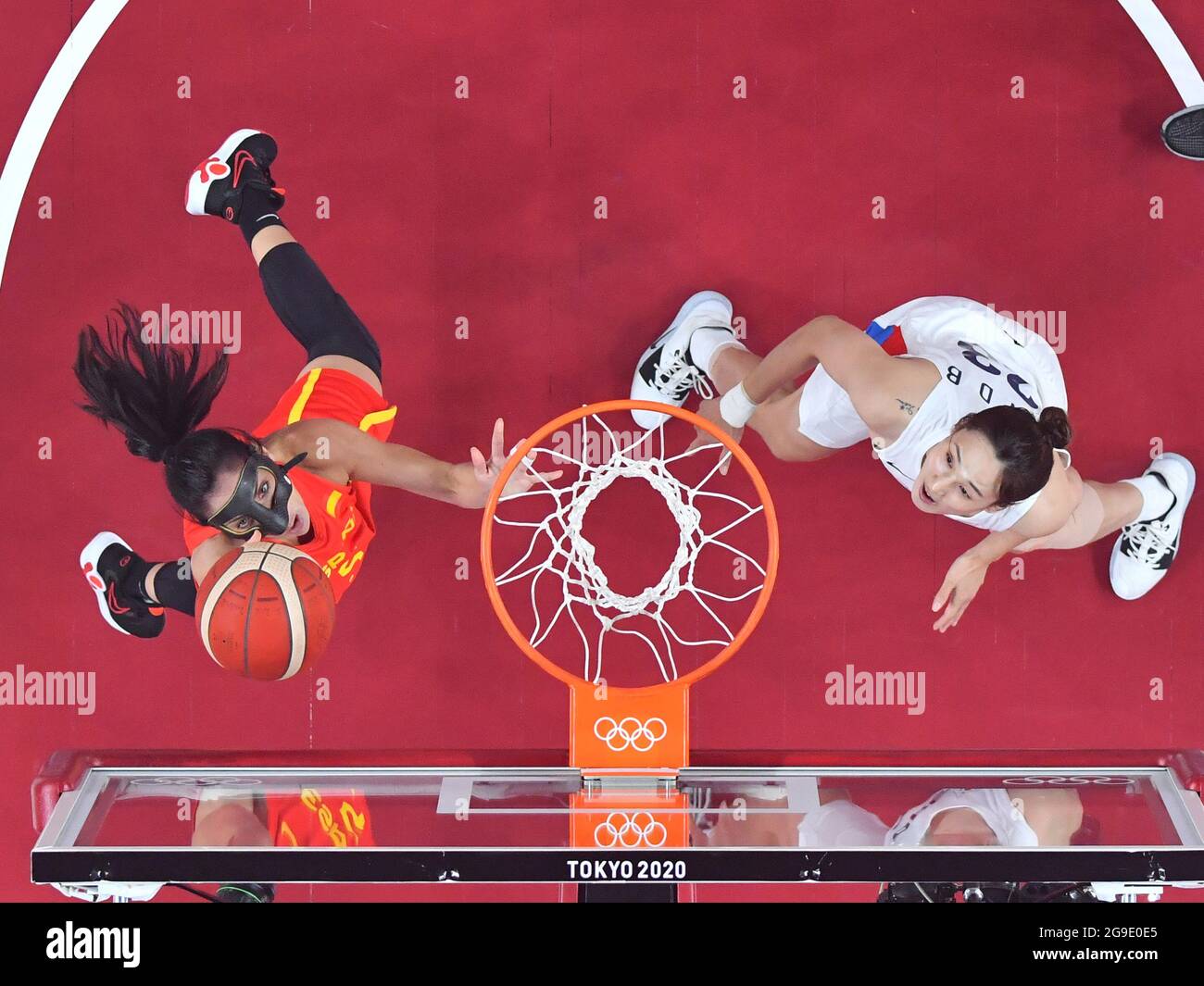 Tokyo, Japon. 26 juillet 2021. Cristina Ouvina d'Espagne (L) et Kim Danbi de Corée du Sud pendant le cycle préliminaire des femmes Groupe UN match de basket-ball entre l'Espagne et la Corée du Sud aux Jeux Olympiques de Tokyo 2020 à Tokyo, Japon, 26 juillet 2021. Credit: Meng Yongmin/Xinhua/Alamy Live News Banque D'Images