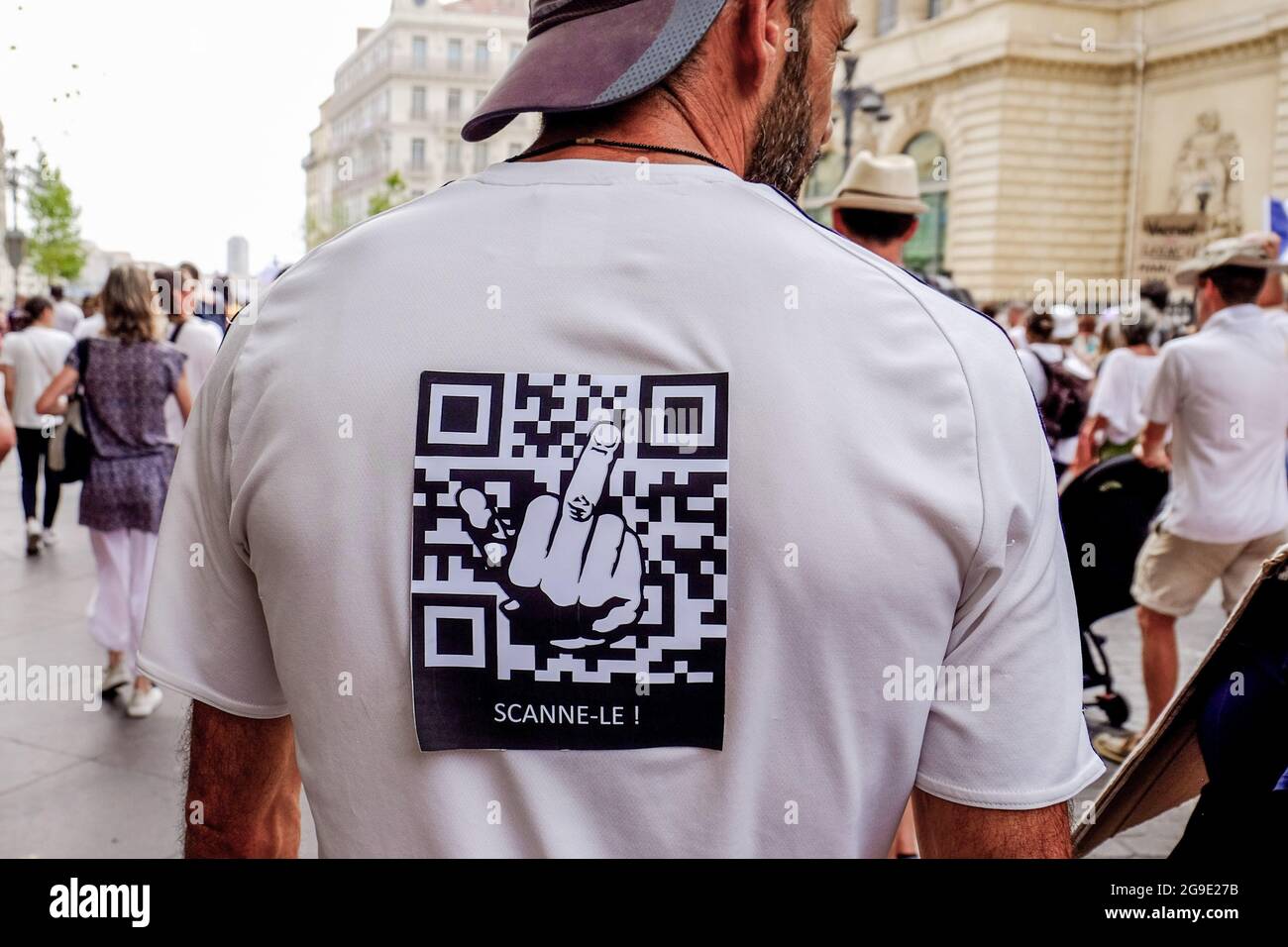 Un manifestant porte un code QR de dessin animé sur sa chemise lors de la  manifestation à Marseille contre le passe santé. Selon le gouvernement, des  milliers de personnes manifestent contre un