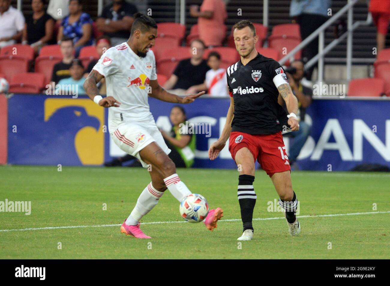 Washington, États-Unis. 02 mars 2020. Frederic Brillant, milieu de terrain de D.C. United (13) passe devant Fabio Gomes (9) dans la première moitié à Audi Field à Washington, DC, le dimanche 25 juillet 2021. United a battu les Red Bulls 1-0. (Photo par Chuck Myers/Sipa USA) crédit: SIPA USA/Alay Live News Banque D'Images