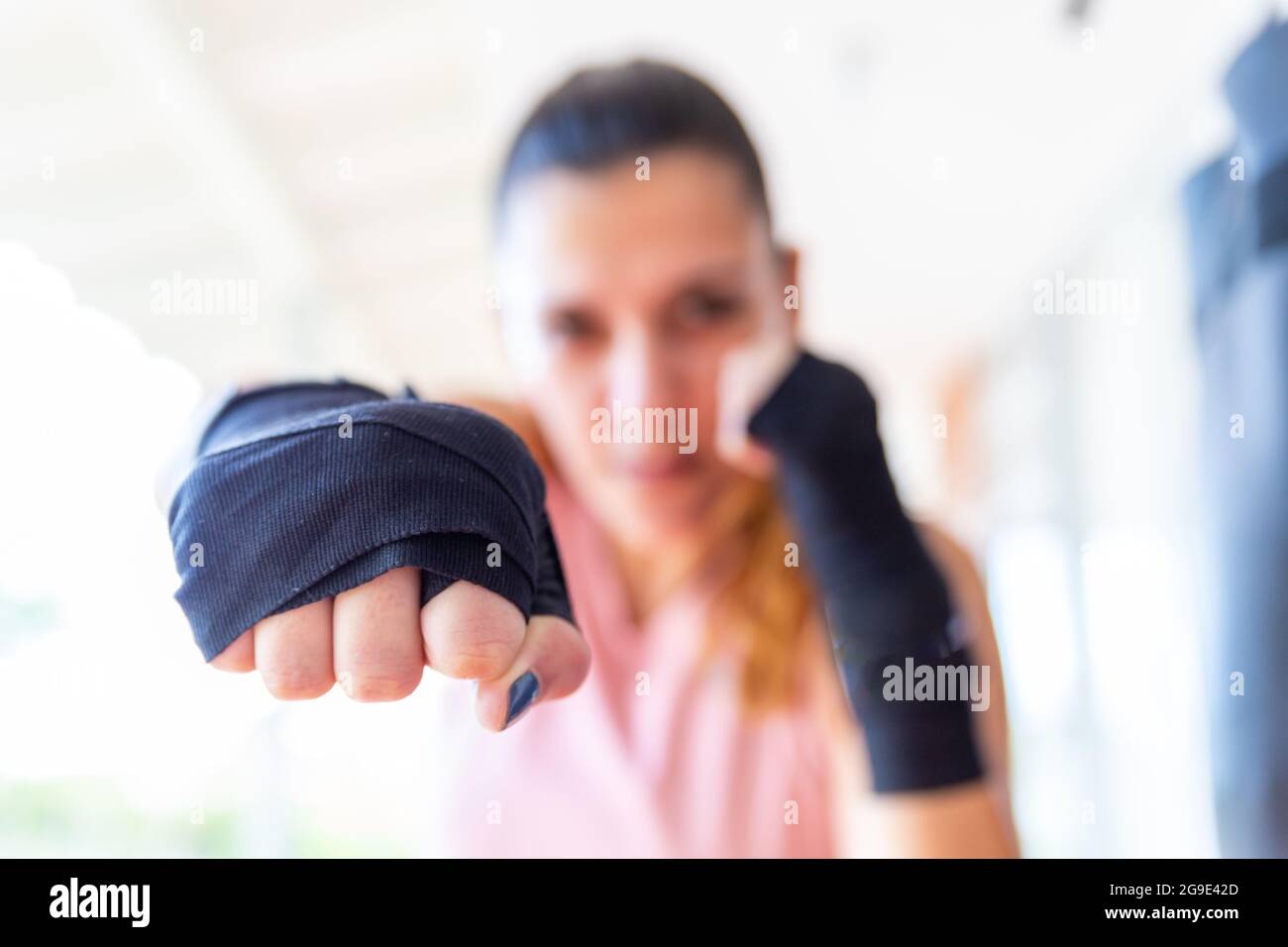 mise au point sélective d'un poing de boxe regardant la caméra Banque D'Images