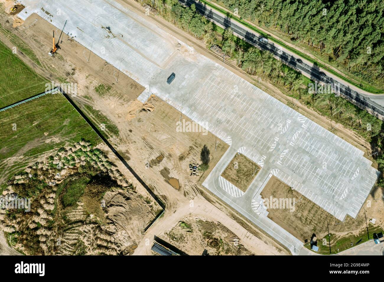 vue aérienne du nouveau grand parking en construction dans la banlieue. vue sur le drone Banque D'Images