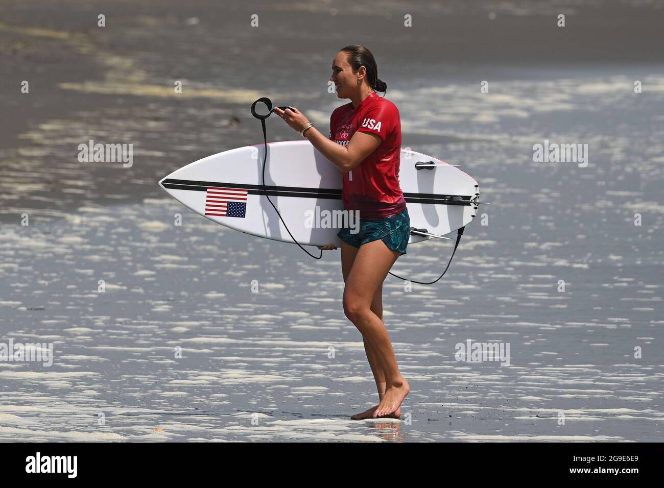 Chiba, Japon. 26 juillet 2021. Carissa Moore, des États-Unis, réagit après la vague de chaleur du surf 2020 des femmes de Tokyo 3 à la plage de surf de Tsurigasaki, dans la préfecture de Chiba, au Japon, le 26 juillet 2021. Credit: Du Yu/Xinhua/Alay Live News Banque D'Images