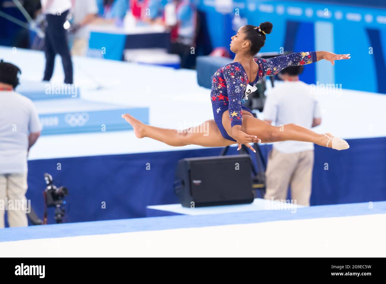 Tokyo, Japon. 25 juillet 2021. Jordan Chelles des États-Unis (394) effectue des fractionnements sur le sol pendant la qualification des femmes aux Jeux Olympiques de Tokyo en 2020 au Centre de gymnastique Ariake de Tokyo, au Japon. Daniel Lea/CSM}. Crédit : csm/Alay Live News Banque D'Images