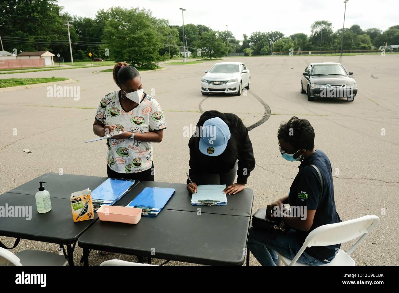 Les travailleurs de la santé du département de santé de Detroit obtiennent un patient enregistré et prêt à recevoir une dose du vaccin Pfizer au cours d'une clinique mobile de vaccination à l'East English Village High School. Les cliniques de vaccination ont lieu à diverses dates jusqu'au reste du mois de juillet et jusqu'en août dans 3 écoles secondaires publiques différentes à Detroit, Michigan. Les cliniques font partie d'un effort entre le département de santé de Detroit et le district communautaire des écoles publiques de Detroit pour administrer autant de vaccins qu'ils peuvent avant l'année scolaire à venir, et pour essayer de réduire le nombre croissant de Delta Banque D'Images