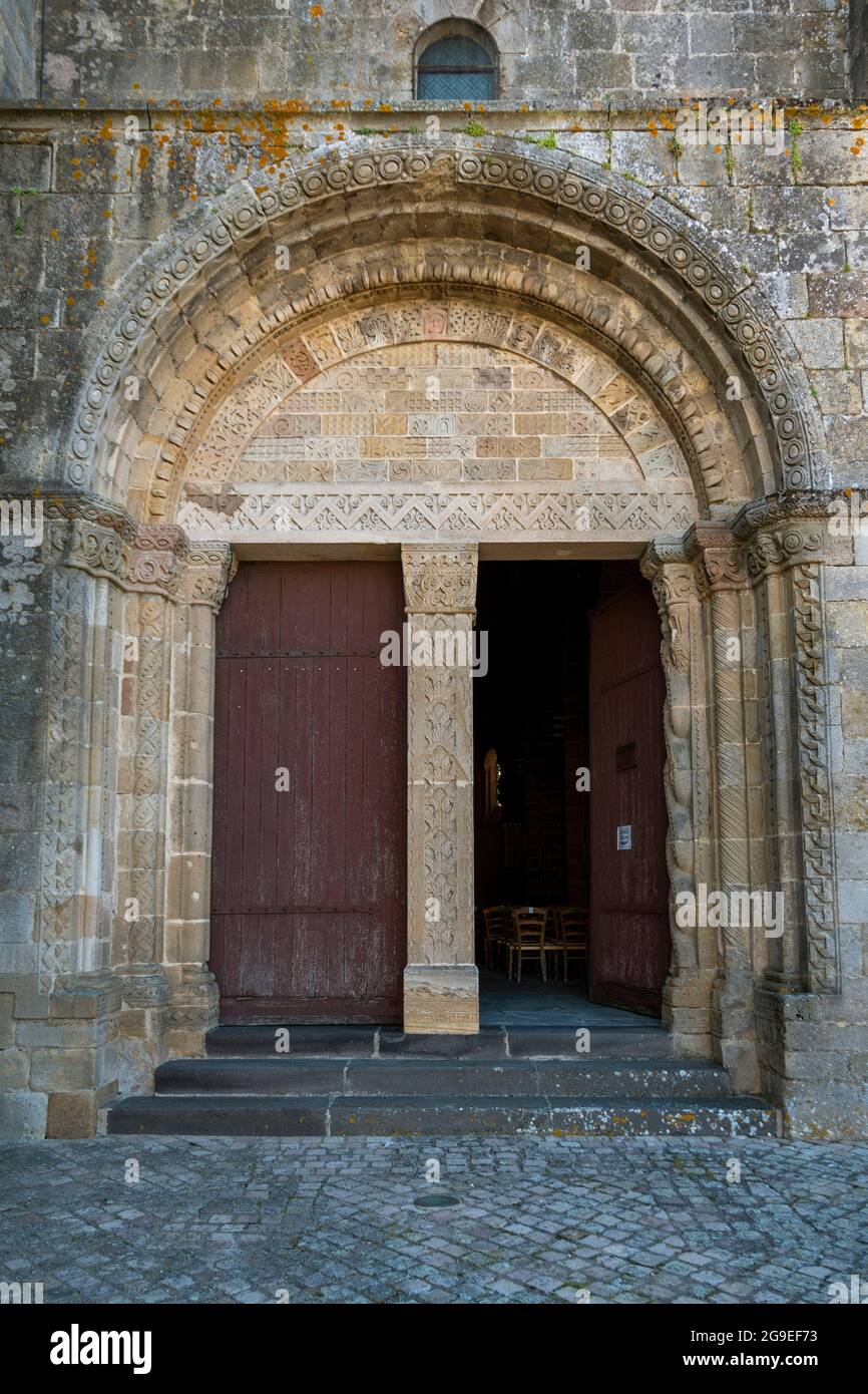 Saint-Gervais et Saint-Protais du Montet, église portail décorée, département Allier, Auvergne-Rhône-Alpes, France Banque D'Images