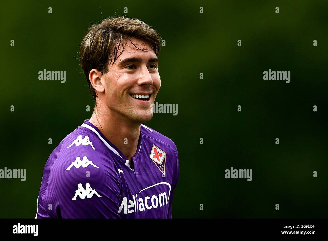 Moena, Italie. 25 juillet 2021. Dusan Vlahovic de l'ACF Fiorentina sourit pendant le match de football amical d'avant-saison entre l'ACF Fiorentina et Polisportiva C4 Foligno. Credit: Nicolò Campo/Alay Live News Banque D'Images