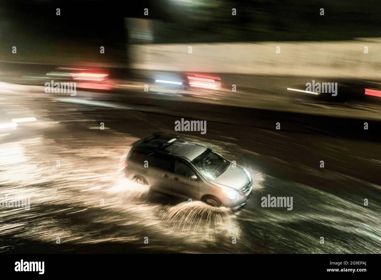 Detroit, États-Unis. 24 juillet 2021. Le véhicule roule prudemment dans les eaux de crue de l'I-94 à la suite d'un système de tempête grave qui a causé des inondations soudaines sur les routes principales de Detroit. De graves tempêtes dans le sud-est du Michigan ont causé des dommages importants et des inondations importantes dans certaines parties de Detroit et les régions avoisinantes pour la troisième fois en un mois. Plusieurs autoroutes ont été fermées en raison des eaux de crue et les résidents ont signalé une tornade qui endommagerait une partie de Armada, Michigan. (Photo par Matthew Hatcher/SOPA Images/Sipa USA) crédit: SIPA USA/Alay Live News Banque D'Images