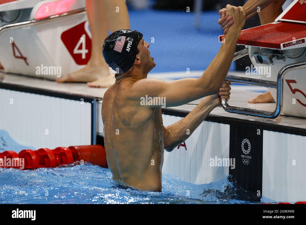 Tokyo, Japon. 26 juillet 2021. Zach Apple of USA fête avec ses coéquipiers après avoir remporté le relais de nage libre 4x100m avec un temps de 3:08.97 au centre aquatique de Tokyo, lors des Jeux Olympiques d'été de Tokyo, au Japon, le lundi 26 juillet 2021. Photo par Tasos Katopodis/UPI. Crédit : UPI/Alay Live News Banque D'Images