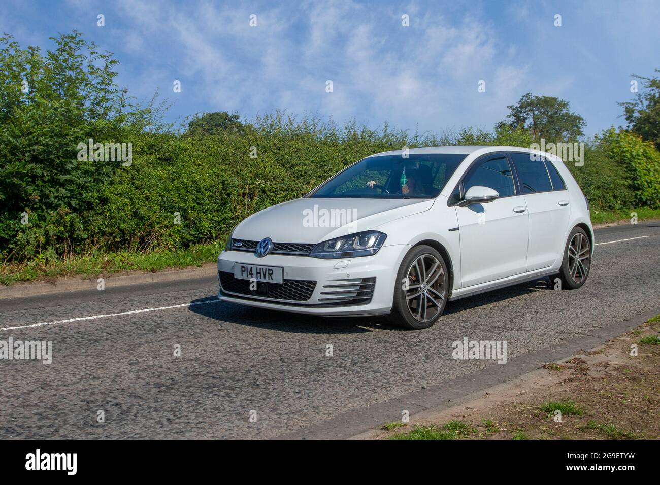 2015 blanc Volkswagen Golf GTD 6 SPEED Manual 4dr en route vers Capesthorne Hall Classic July car show, Cheshire, Royaume-Uni Banque D'Images