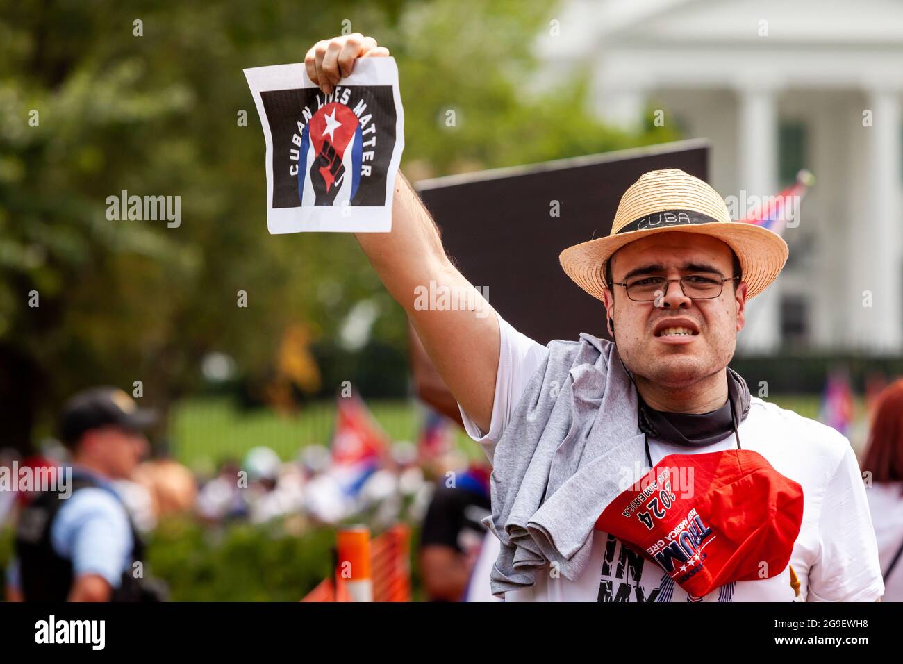 Washington, DC, Etats-Unis, 25 juillet 2021. Sur la photo : SOS Cuba contre-manifestants en faveur de l'intervention militaire américaine à Cuba hurlent et hurlent à laisser Cuba Live les manifestants appelant à la fin du blocus américain de l'île, mais n'ont pas réussi à provoquer une réponse. Les deux manifestations ont eu lieu à Lafayette Square, en face de la Maison Blanche, séparées par des clôtures temporaires en plastique et un certain nombre d'agents de la police du parc et de la police des services secrets. Crédit : Allison Bailey / Alamy Live News Banque D'Images