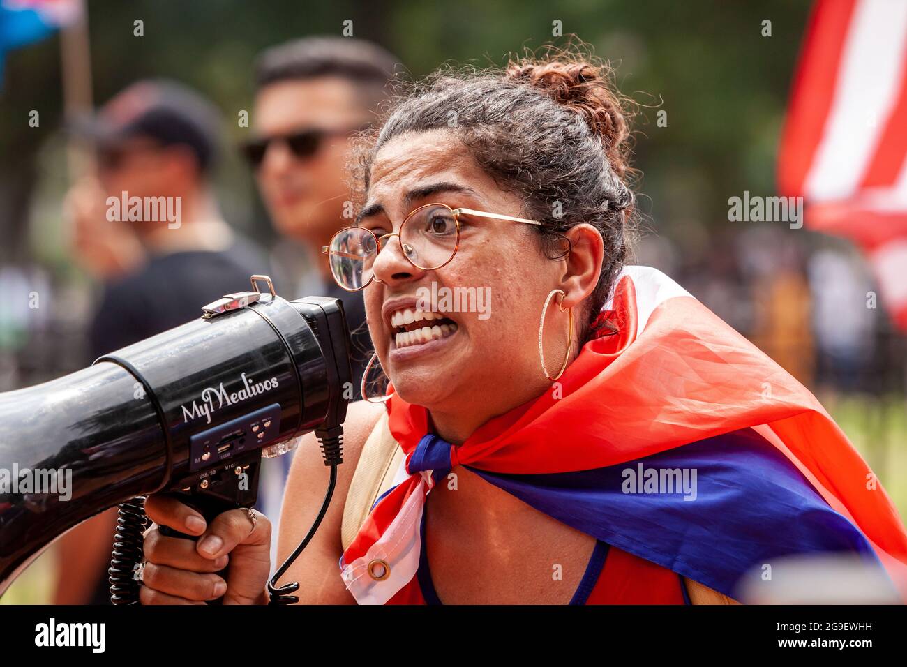 Washington, DC, Etats-Unis, 25 juillet 2021. Sur la photo : SOS Cuba contre-manifestants en faveur de l'intervention militaire américaine à Cuba hurlent et hurlent à laisser Cuba Live les manifestants appelant à la fin du blocus américain de l'île, mais n'ont pas réussi à provoquer une réponse. Les deux manifestations ont eu lieu à Lafayette Square, en face de la Maison Blanche, séparées par des clôtures temporaires en plastique et un certain nombre d'agents de la police du parc et de la police des services secrets. Crédit : Allison Bailey / Alamy Live News Banque D'Images