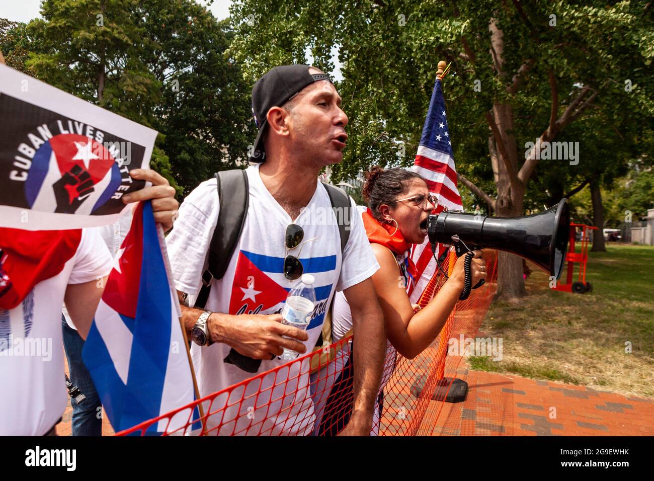 Washington, DC, Etats-Unis, 25 juillet 2021. Sur la photo : SOS Cuba contre-manifestants en faveur de l'intervention militaire américaine à Cuba hurlent et hurlent à laisser Cuba Live les manifestants appelant à la fin du blocus américain de l'île, mais n'ont pas réussi à provoquer une réponse. Les deux manifestations ont eu lieu à Lafayette Square, en face de la Maison Blanche, séparées par des clôtures temporaires en plastique et un certain nombre d'agents de la police du parc et de la police des services secrets. Crédit : Allison Bailey / Alamy Live News Banque D'Images