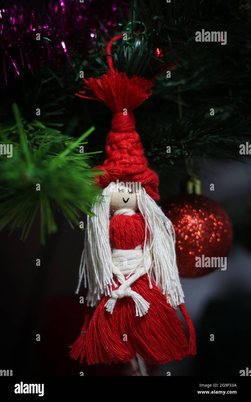 Décoration d'arbre de noël de fille de père noël faite à la main accrochée à l'arbre de noël Banque D'Images