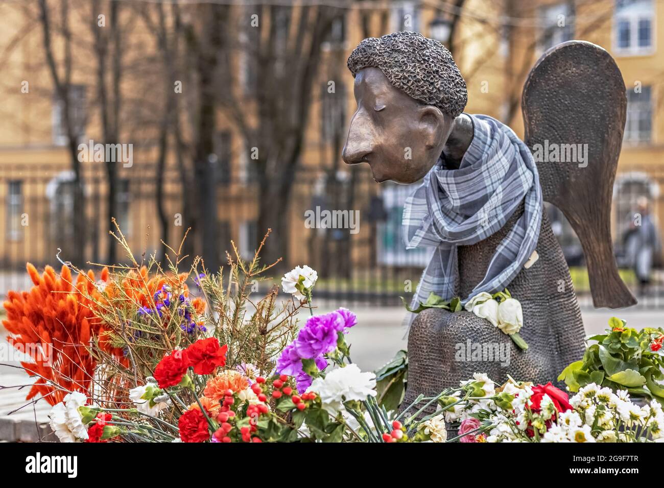 Monument aux médecins tombés dans la pandémie du coronavirus sous la forme d'un triste ange. Banque D'Images