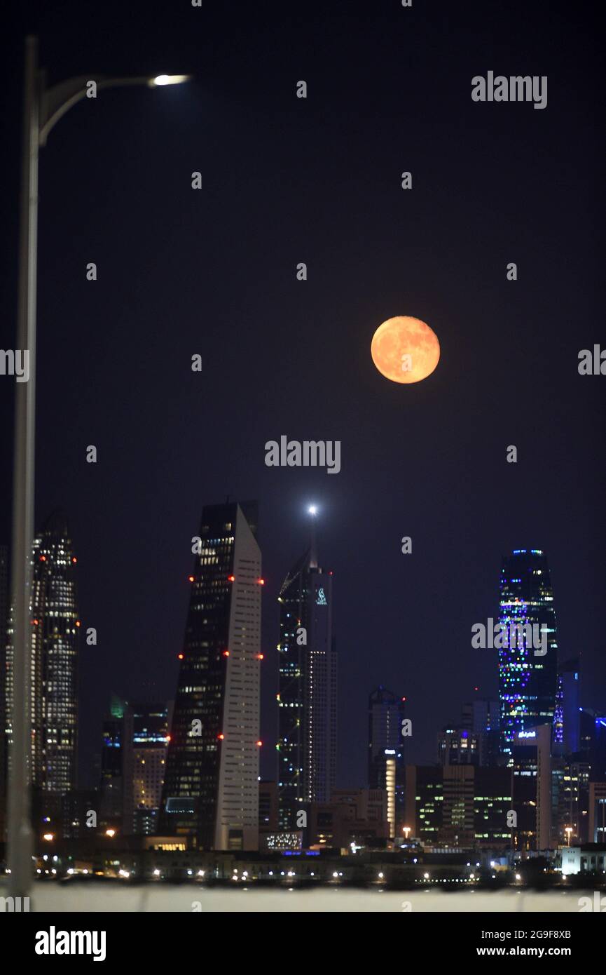 (210726) -- KOWEÏT CITY, 26 juillet 2021 (Xinhua) -- photo prise le 25 juillet 2021 montre la pleine lune à Koweït City, Koweït. (Photo par Asad/Xinhua) Banque D'Images