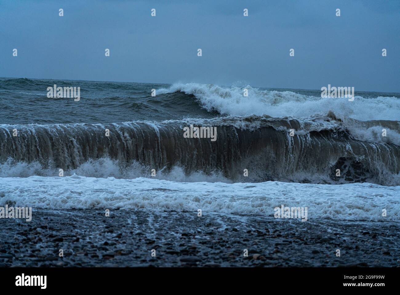 Tempête sur la mer Noire à Batumi le 9 mai 2021 Banque D'Images