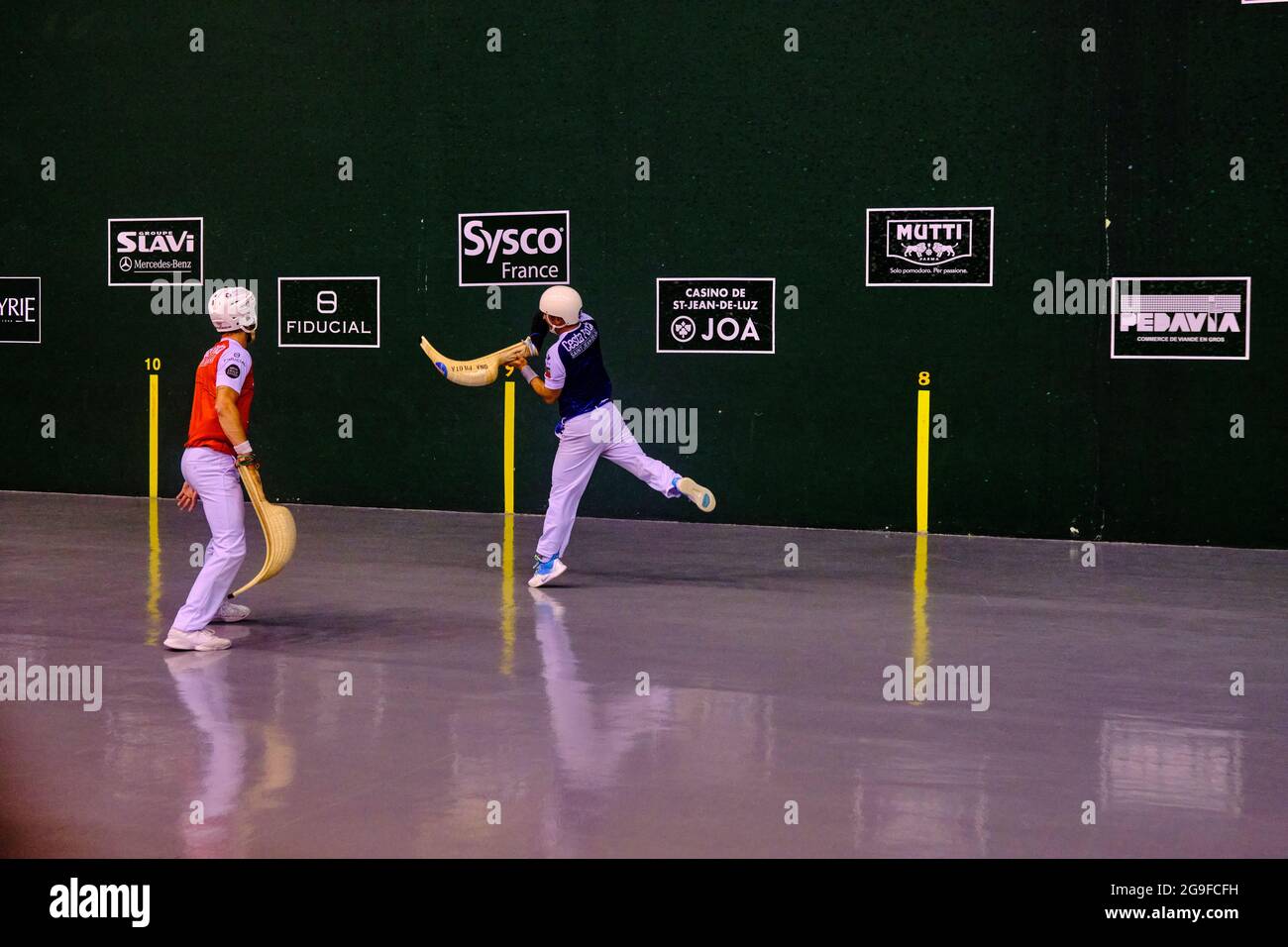 France, Nouvelle-Aquitaine, Pyrénées-Atlantiques, pays Basque, Saint-Jean-de-Luz, Partie de la cesta punta, une spécialité de pelote basque Banque D'Images