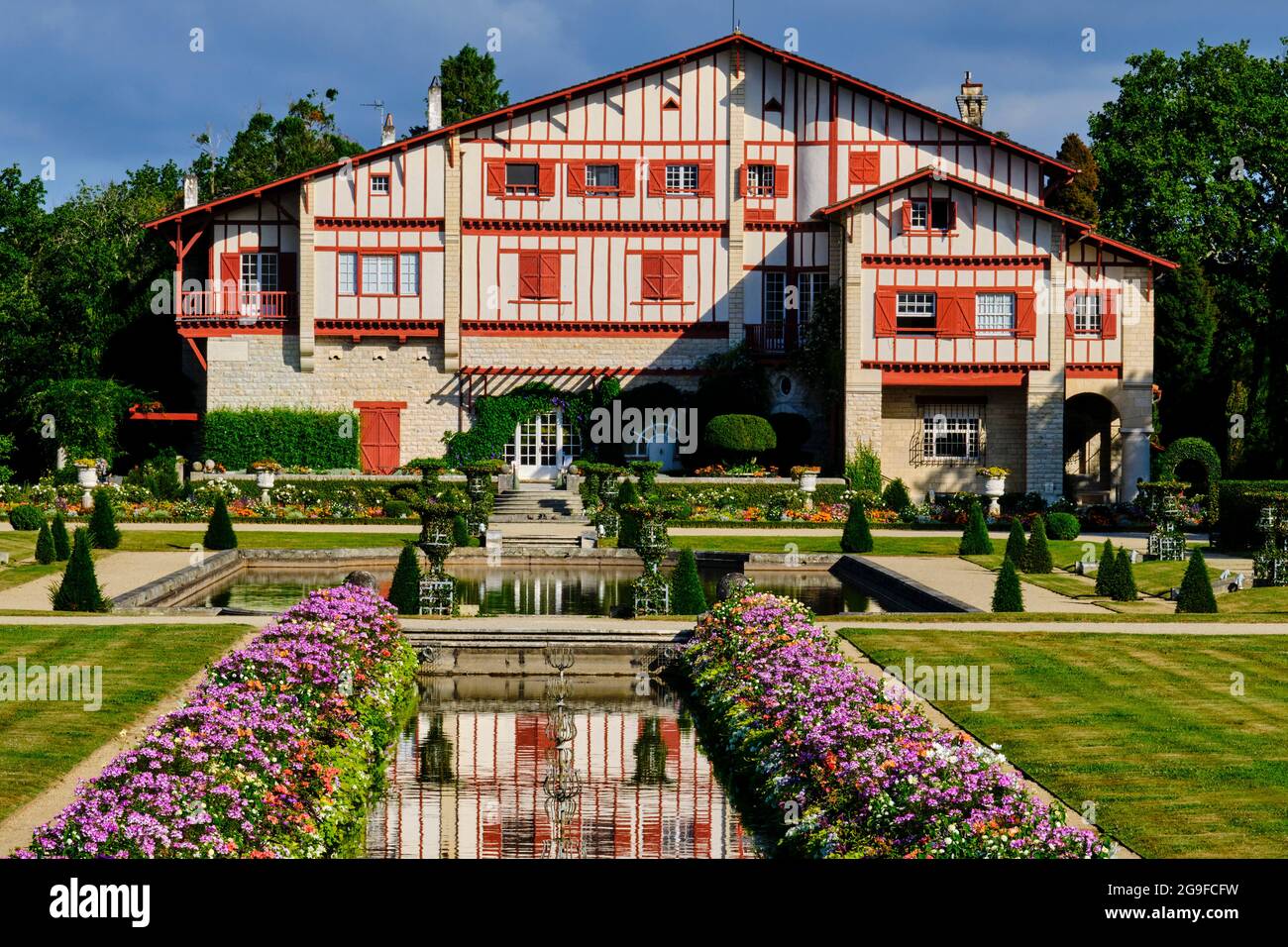 France, Pyrénées-Atlantiques, pays Basque, Cambo-les-bains, Villa Arnaga et son jardin, musée et maison d'Edmond Rostand dans la rue néo-basque Banque D'Images