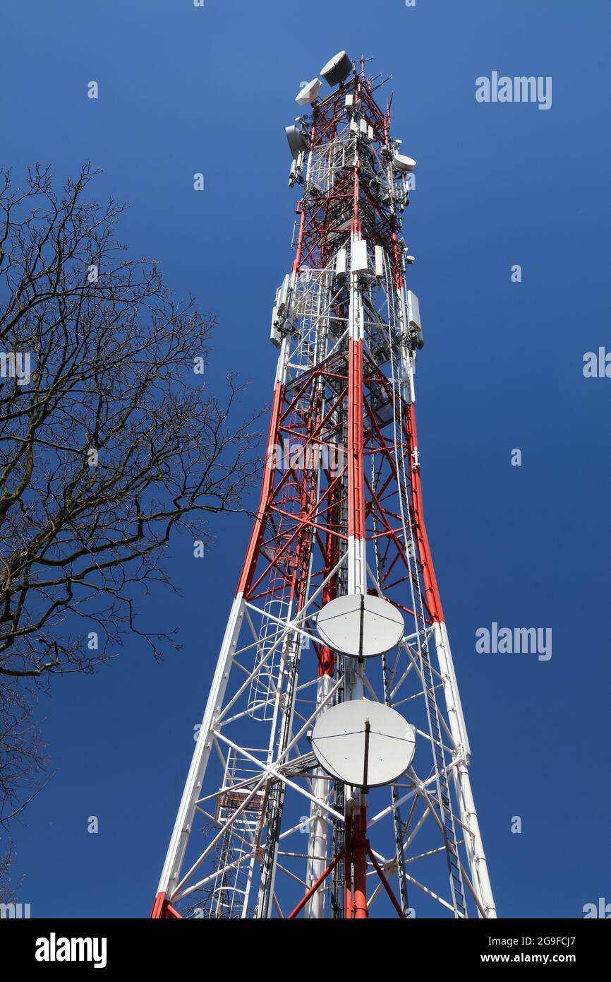 Station de base Telecom en Pologne. Antennes sectorielles de tour de cellules. Équipement émetteur mobile 5G. Banque D'Images