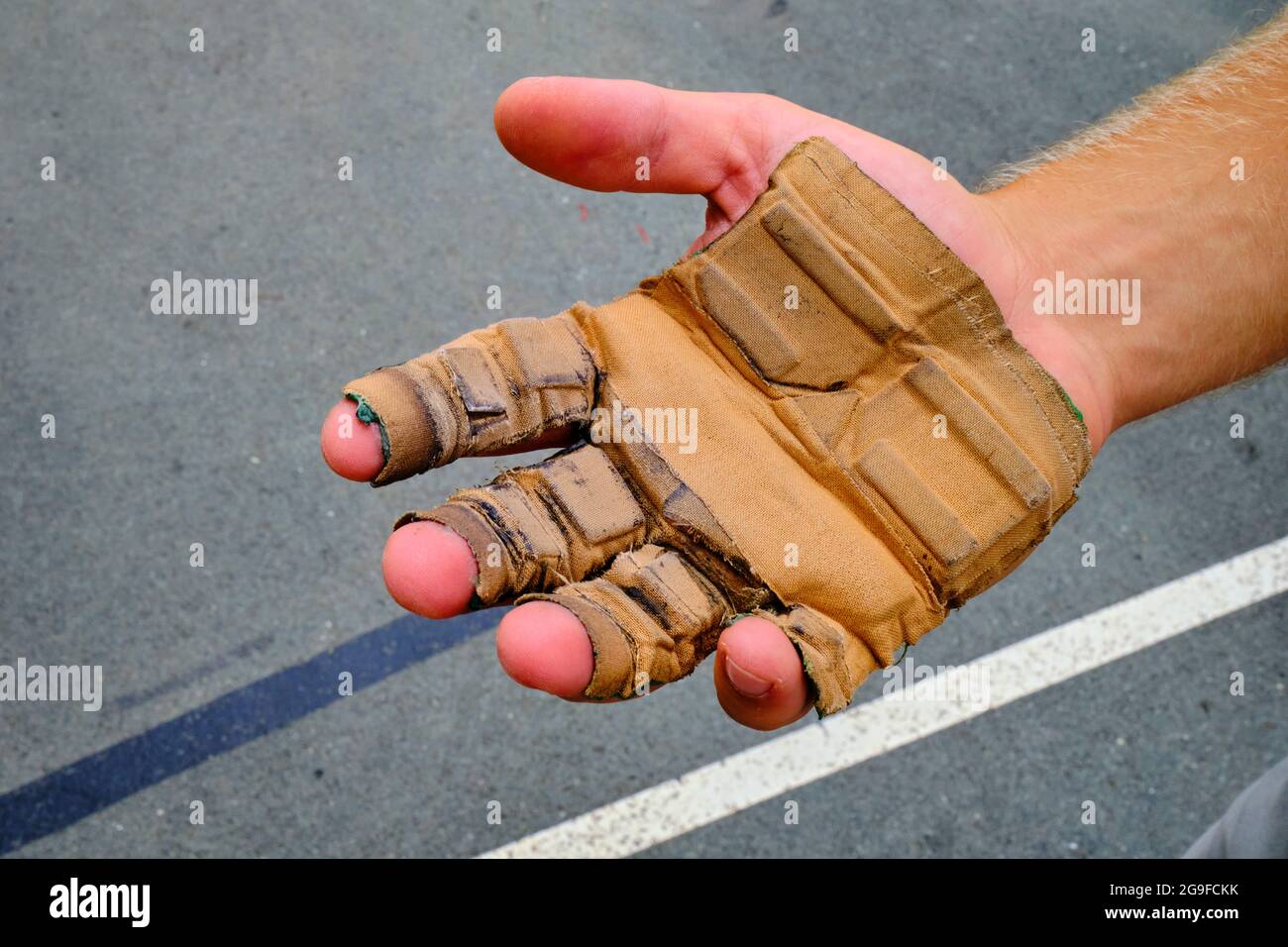 France, Pyrénées-Atlantiques (64), la côte du pays Basque, Bidart, le petit Fronton de la place principale, gros plan des mains de pelota basque p Banque D'Images