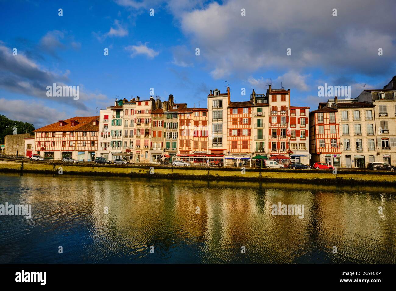 France, Pyrénées-Atlantiques (64), Bayonne, quai de Jaureguibery sur la Nive Banque D'Images
